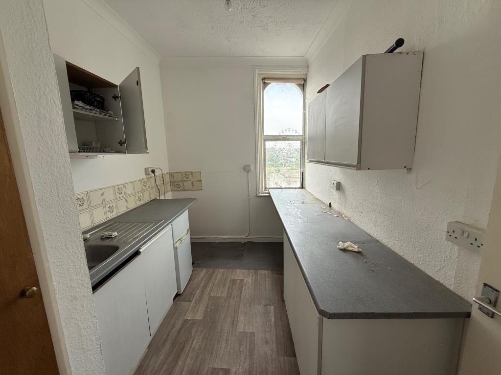 Lot: 40847 - TO BE OFFERED IN OUR DECEMBER AUCTION - FREEHOLD BLOCK FOR INVESTMENT - Flat C Kitchen